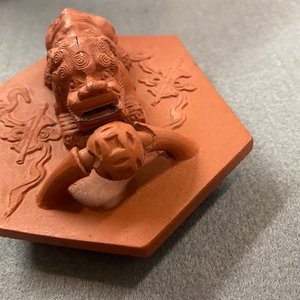 Une théière couverte de forme hexagonale en grès de Yixing, Chine, Kangxi — photo 13
