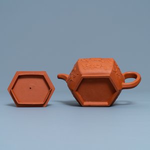 Une théière couverte de forme hexagonale en grès de Yixing, Chine, Kangxi — photo 7