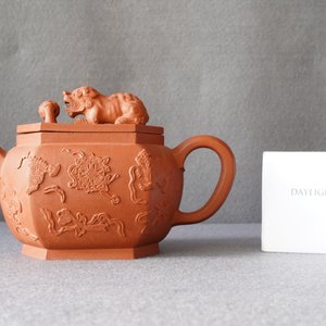 Une théière couverte de forme hexagonale en grès de Yixing, Chine, Kangxi — photo 8