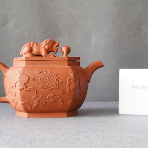 Une théière couverte de forme hexagonale en grès de Yixing, Chine, Kangxi — photo 9