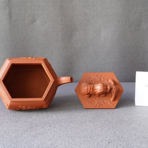 Une théière couverte de forme hexagonale en grès de Yixing, Chine, Kangxi — photo 10
