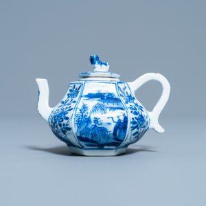 Une théière couverte de forme hexagonale en porcelaine de Chine en bleu et blanc, Kangxi — photo 2