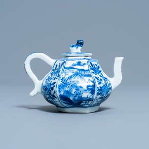 Une théière couverte de forme hexagonale en porcelaine de Chine en bleu et blanc, Kangxi — photo 4