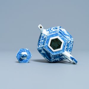 Une théière couverte de forme hexagonale en porcelaine de Chine en bleu et blanc, Kangxi — photo 6