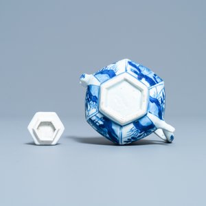 Une théière couverte de forme hexagonale en porcelaine de Chine en bleu et blanc, Kangxi — photo 7