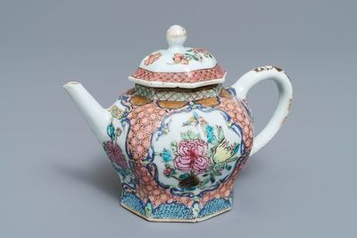 Une théière couverte de forme octagonale en porcelaine de Chine famille rose, Yongzheng