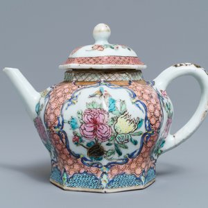 Une théière couverte de forme octagonale en porcelaine de Chine famille rose, Yongzheng — photo 2