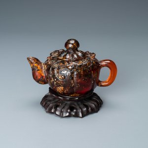Une théière couverte en ambre sculpté sur socle en forme de lotus en bois sculpté, 19ème — photo 2