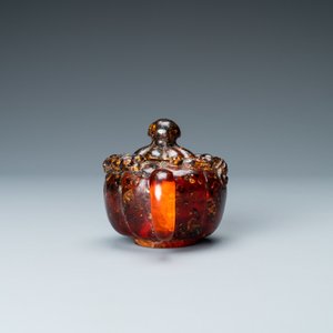 Une théière couverte en ambre sculpté sur socle en forme de lotus en bois sculpté, 19ème — photo 4