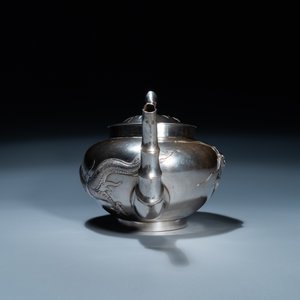 Une théière couverte en argent à décor d'un dragon, marque de Sing Fat, Chine, Canton ou Hongkong, République — photo 4