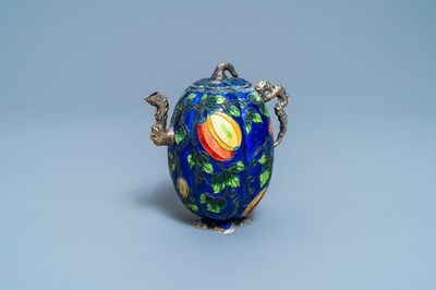 Une théière couverte en argent émaillé et doré, Chine, 19/20ème