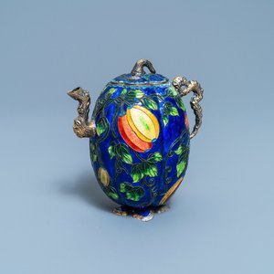 Une théière couverte en argent émaillé et doré, Chine, 19/20ème — photo 1