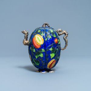 Une théière couverte en argent émaillé et doré, Chine, 19/20ème — photo 2