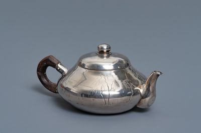 Une théière couverte en argent, marque en creux, Chine, 19/20ème
