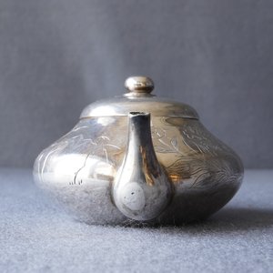 Une théière couverte en argent, marque en creux, Chine, 19/20ème — photo 9