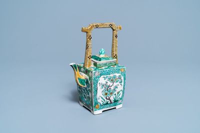 Une théière couverte en biscuit émaillé vert, Kangxi