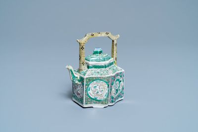 Une théière couverte en biscuit émaillé vert, Kangxi