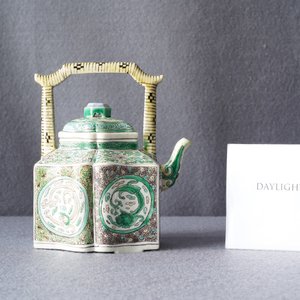 Une théière couverte en biscuit émaillé vert, Kangxi — photo 9