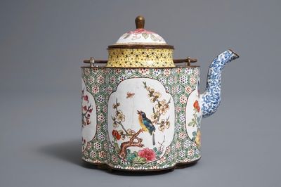 Une théière couverte en émaux de Canton à décor d'insectes, oiseaux et fleurs, Qianlong