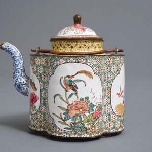Une théière couverte en émaux de Canton à décor d'insectes, oiseaux et fleurs, Qianlong — photo 3