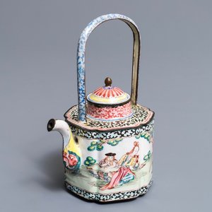 Une théière couverte en émaux de Canton à décor européen, Chine, Qianlong — photo 1