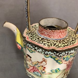 Une théière couverte en émaux de Canton à décor européen, Chine, Qianlong — photo 11