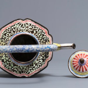 Une théière couverte en émaux de Canton à décor européen, Chine, Qianlong — photo 6
