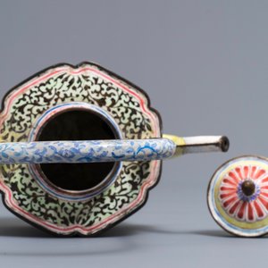 Une théière couverte en émaux de Canton à décor européen, Chine, Qianlong — photo 7