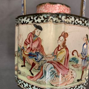 Une théière couverte en émaux de Canton à décor européen, Chine, Qianlong — photo 10