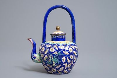 Une théière couverte en émaux de Canton à décor floral, 18/19ème