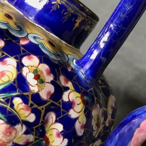 Une théière couverte en émaux de Canton à décor floral, 18/19ème — photo 17