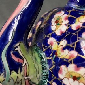 Une théière couverte en émaux de Canton à décor floral, 18/19ème — photo 18
