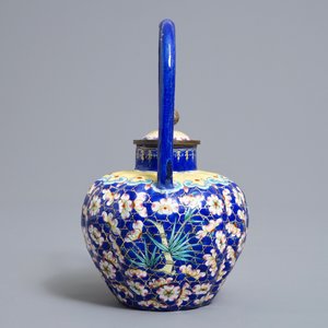 Une théière couverte en émaux de Canton à décor floral, 18/19ème — photo 4