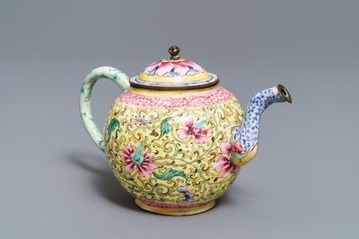 Une théière couverte en émaux de Canton, Chine, Qianlong