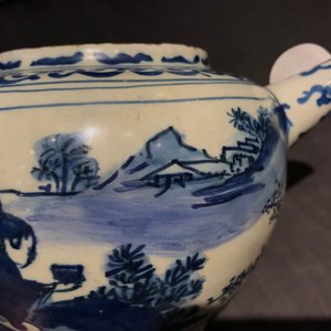 Une théière couverte en faïence de Delft bleu et blanc à décor chinoiserie, 1ère moitié du 18ème — photo 10