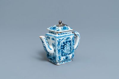 Une théière couverte en faïence de Delft en bleu et blanc à décor moulé, fin du 17ème
