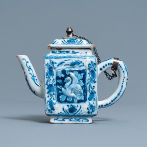 Une théière couverte en faïence de Delft en bleu et blanc à décor moulé, fin du 17ème — photo 2