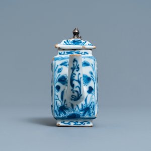 Une théière couverte en faïence de Delft en bleu et blanc à décor moulé, fin du 17ème — photo 3