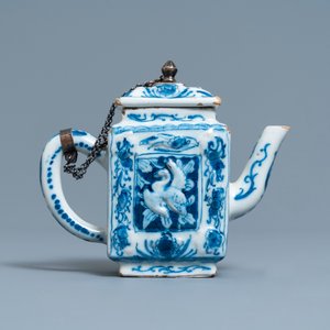 Une théière couverte en faïence de Delft en bleu et blanc à décor moulé, fin du 17ème — photo 4