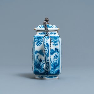 Une théière couverte en faïence de Delft en bleu et blanc à décor moulé, fin du 17ème — photo 5