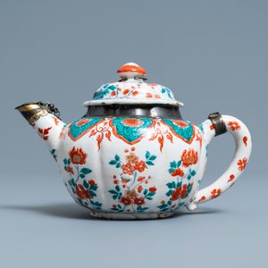 Une théière couverte en faïence de Delft polychrome petit feu et doré, début du 18ème — photo 2