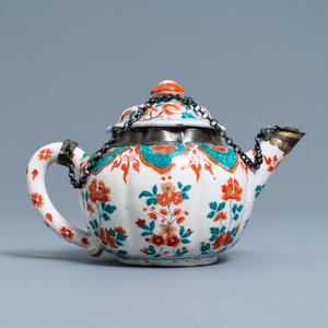 Une théière couverte en faïence de Delft polychrome petit feu et doré, début du 18ème — photo 4