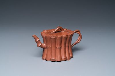 Une théière couverte en forme de bambou en grès de Yixing, Chine, Kangxi
