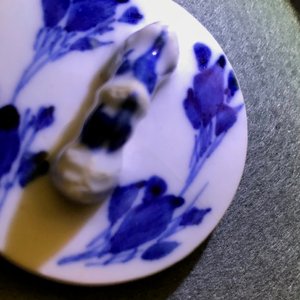 Une théière couverte en forme de bambou en porcelaine de Chine bleu et blanc, Kangxi — photo 17