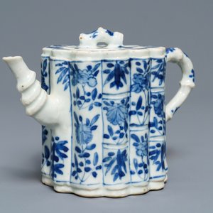 Une théière couverte en forme de bambou en porcelaine de Chine bleu et blanc, Kangxi — photo 7