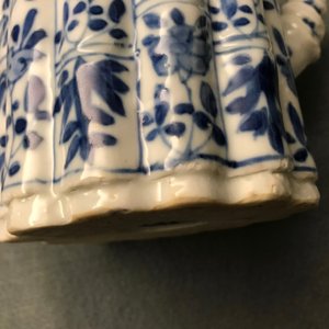 Une théière couverte en forme de bambou en porcelaine de Chine bleu et blanc, Kangxi — photo 8