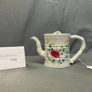 Une théière couverte en forme de bambou en porcelaine de Chine famille rose, 19ème — photo 11