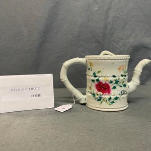 Une théière couverte en forme de bambou en porcelaine de Chine famille rose, 19ème — photo 12