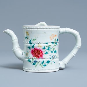 Une théière couverte en forme de bambou en porcelaine de Chine famille rose, 19ème — photo 2