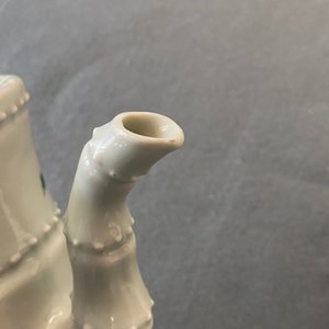 Une théière couverte en forme de bambou en porcelaine de Chine famille rose, 19ème — photo 9
